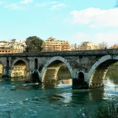 Ponte Sisto attraversa il fiume Tevere, collegando il centro storico con Trastevere. Le sue arcate di pietra riflettono sull'acqua.