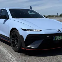 Niebieski Hyundai Ioniq 6 N na torze wyścigowym, gotowy do akcji.