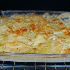 Zapiekanka ziemniaczana z resztek: Nigdy więcej marnowania jedzenia!
