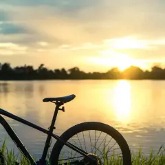 Rower czeka na przygodę na Mazurskiej Pętli Rowerowej. Zachód słońca nad jeziorem zapowiada piękny wieczór.