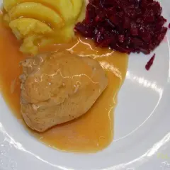 Pyszny przepis na medaliony z indyka duszone w sosie, podane z puree ziemniaczanym i buraczkami.