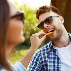 Ile kalorii ma porcja frytek? Sprawdź, co naprawdę jesz!