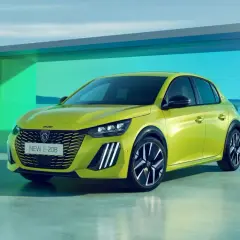 Nowy, jaskrawozielony peugeot elektryczny e-208 stoi na tle futurystycznej architektury i spokojnego krajobrazu.
