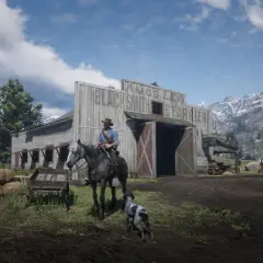 Ein Mann auf einem Pferd mit Hund vor einer Schmiede in RDR2 PS5.