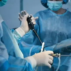 Chirurg wykonuje histeroskopię, badanie jamy macicy. To właśnie histeroskopia co to jest, pozwala na diagnostykę i leczenie.