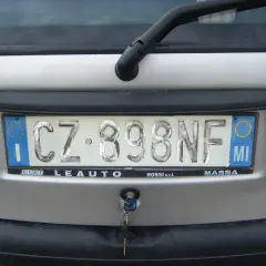 Targa sbiadita, ma la sostituzione gratuita è un'ottima notizia per il proprietario dell'auto.