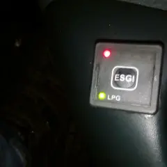 Panel kontrolny ESGI z migającą zieloną kontrolką gazu LPG. Czerwona lampka również się świeci.