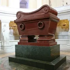 Imponujący, mahoniowy grób Napoleona Bonaparte, otoczony marmurowymi posągami i zdobieniami, spoczywa w monumentalnej krypcie.