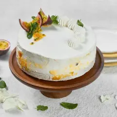 En vacker vegansk tårta med passionsfrukt och mynta, dekorerad med små maränger.