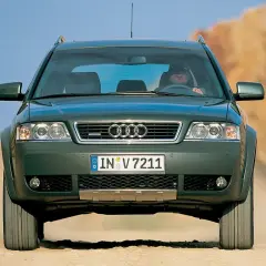 Zielony Audi RS6 C5 na pustynnej drodze, gotowy na przygodę.