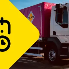 Ikona kalendarza i zegara obok ciężarówki DAF z literą "L" sugeruje pytanie: ile trwa kurs na prawo jazdy kat A?
