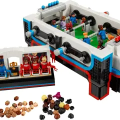 Ein detailreicher Tisch aus Lego mit Spielfiguren und Zubehör.