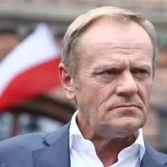 Donald Tusk na tle polskiej flagi. Dyskusja o tym, co to znaczy ustawa Lex Tusk, trwa.