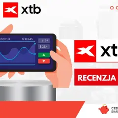 Sprawdź, czy xtb jest darmowe! Na ekranie telefonu wykres kursu USD/EUR, obok przyciski kupna/sprzedaży. Logo XTB i napis "Recenzja".