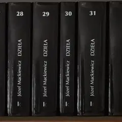 Grzbiety książek z numerami od 25 do 33, "Dzieła Józefa Mackiewicza". Może to być jedna z przyczyn długiego oczekiwania na odpowiedź z redakcji literackiej – tyle materiału do przejrzenia!
