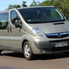 Szary Opel Vivaro 2.0 CDTI na drodze, kierowca za kierownicą. Może mieć problem z brakiem mocy.