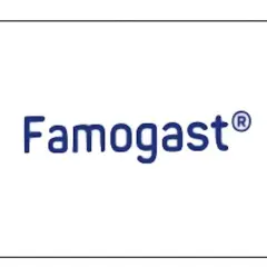 Niebieski napis Famogast® na białym tle.