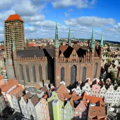 Widok z lotu ptaka na Bazylikę Mariacką w Gdańsku i kolorowe kamieniczki. Ciekawostki o tej budowli czekają na odkrycie!