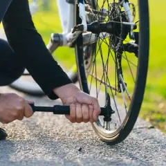 Jak napompować oponę bezdętkową w rowerze bez problemów i stresu