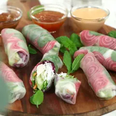 Färgglada sommarrullar med grönsaker och nudlar, serverade med tre olika såser. Perfekt för en lätt och fräsch måltid.
