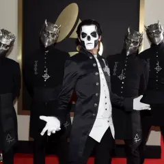 Papa Emeritus 3 w otoczeniu Ghoulów na czerwonym dywanie.