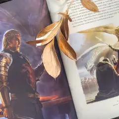 Ilustracje z książki przedstawiające króla z rodu Targaryenów i jego smoki, nawiązujące do historii rodu.