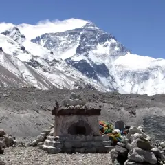 Monumenty i kamienie na tle majestatycznego Mount Everestu. Droga na szczyt jest długa, a ile wchodzi się na Mount Everest, zależy od wielu czynników.