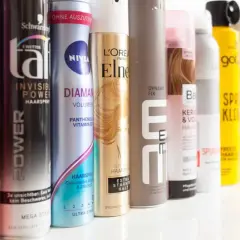 Reihe von Haarspray-Dosen, darunter "got2b 2sexy" und "NIVEA DIAMANT", ideal für Haarspray auf nasse Haare.