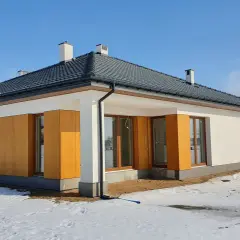 Nowy dom 150 m2 w stanie surowym, otoczony śniegiem. Zastanawiasz się, ile kosztuje wybudowanie domu 150 m2?