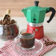 Kawiarka jak używać? Zobacz, jak przygotować idealną kawę z tej kultowej kawiarki Bialetti. Ziarna kawy i gotowy napój czekają.