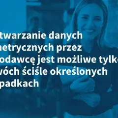 Uśmiechnięta kobieta z tabletem. Tekst: "Przetwarzanie danych biometrycznych przez pracodawcę jest możliwe tylko w dwóch ściśle określonych przypadkach". Zgodnie z zasadami GIODO.