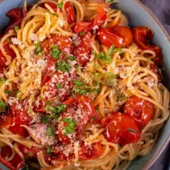 Proste spaghetti z pomidorkami koktajlowymi, które zachwyci smakiem