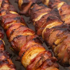 Szaszłyki z karkówki pieczone na grillu, soczyste i rumiane, kuszą apetycznym wyglądem.