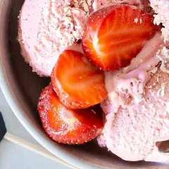 Cremiges Erdbeereis, frisch zubereitet. Perfekt, um Erdbeermus selber machen zu lernen und diesen Genuss zu Hause zu erleben.