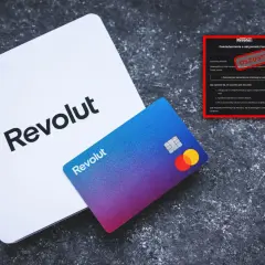 Oszustwo na Revolut! Zbliża się revolut logowanie bez aplikacji, ale uważaj na fałszywe powiadomienia. Karta Revolut i białe pudełko na ciemnym tle.