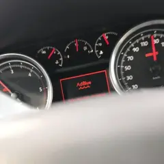 Panel de control de un Mercedes con mensaje de fallo AdBlue y "Fallo anticipado Arranque". Indica la necesidad de resetear AdBlue.