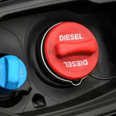 Zbiornik AdBlue i korek wlewu paliwa DIESEL. Czy do diesla można założyć gaz? Nie, to dwa różne rodzaje paliwa.