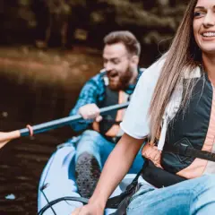 Szczęśliwa para na kajakach, idealny romantyczny weekend we dwoje na Mazowszu.