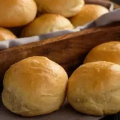 Pan de cebolla recién horneado, dorado y esponjoso, servido en una cesta de madera.