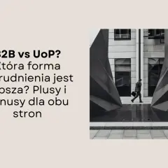 B2B vs UoP? Która forma zatrudnienia jest lepsza? Plusy i minusy dla obu stron. Biznesmen idzie ulicą.