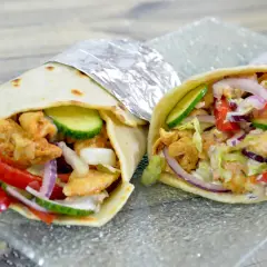 Dwa sycące wrapy z kurczakiem, warzywami i sosem. Idealne na szybki posiłek, choć warto sprawdzić ich tortilla kcal.