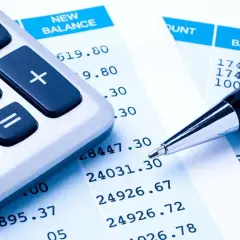 Kalkulator i długopis na wyciągu bankowym. Szukasz darmowe konto bankowe bez wpływów? Sprawdź oferty!