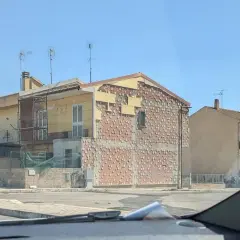 Edificio con facciata in mattoni a vista e parti intonacate, forse per un cappotto esterno. Si nota condensa interstiziale.