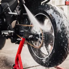 Lavaggio catena moto con idropulitrice, parte del rimessaggio moto.