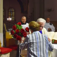 Radosław świętuje imieniny. W kościele wręczono mu bukiet czerwonych róż.