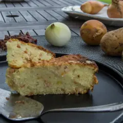 Babka ziemniaczana przepis babci: złocisty placek z ziemniaków, jajek i cebuli, pachnący domem.