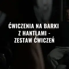 Mężczyzna wykonuje ćwiczenia na barki z hantlami. Intensywny trening dla silnych ramion.