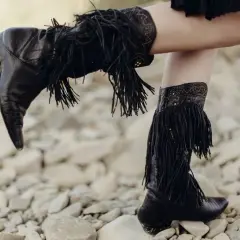 Stylizacje z butami z frędzlami, które odmienią Twój look na każdą okazję