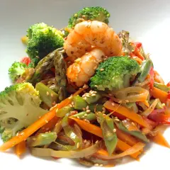 Receta fácil de wok de verduras con gambas para una cena deliciosa