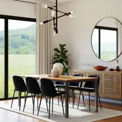 Okrągłe lustra do salonu na ścianę dodają elegancji. Wnętrze z jadalnią i widokiem na zielone wzgórza.